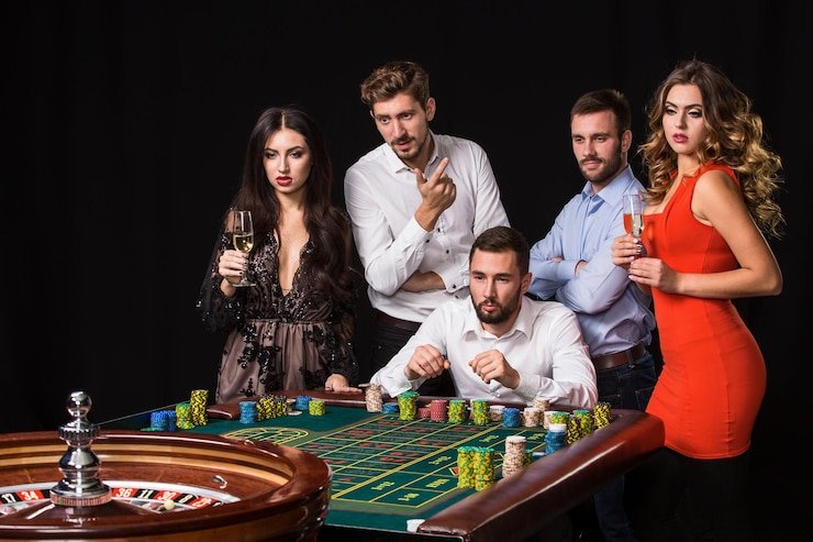 Tampilan antarmuka meja poker di bandar bola dengan kartu permainan dan chip pemain